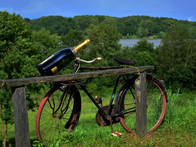 champagne on bike